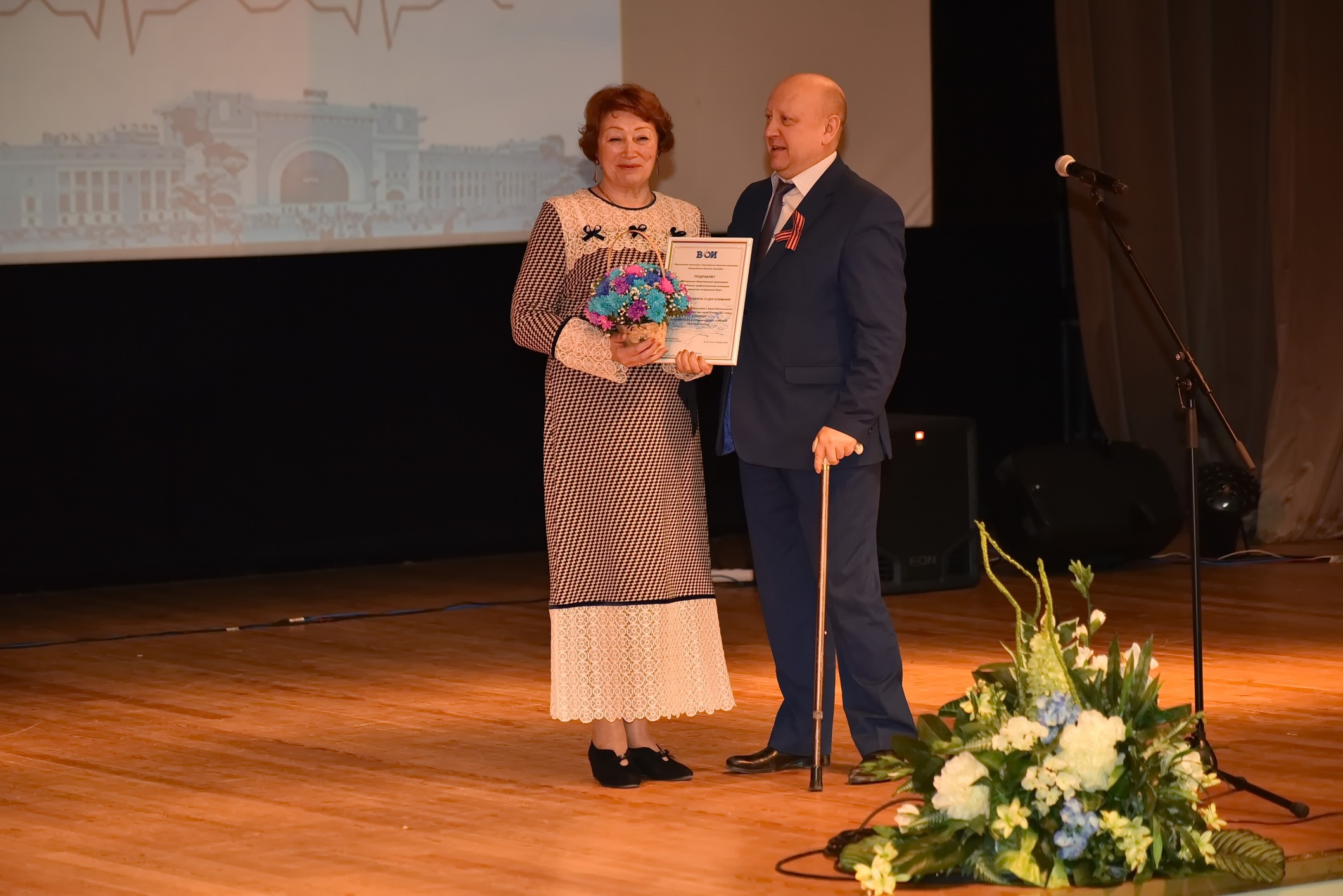  Дмитриевна Гололобова принимает поздравление от  Игоря Галл-Савальского